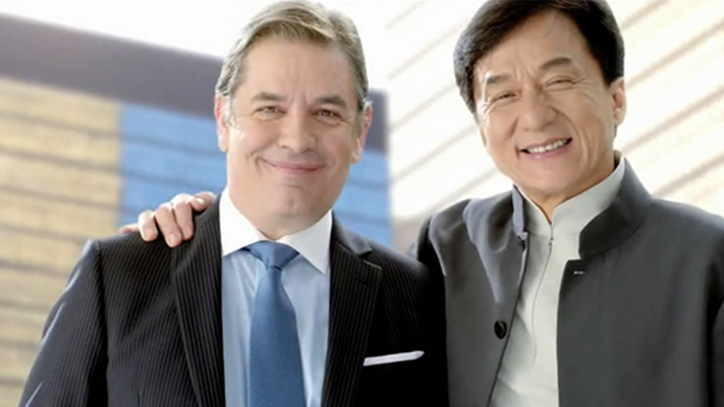 成龍?jiān)趶V告片拍攝現(xiàn)場(chǎng)